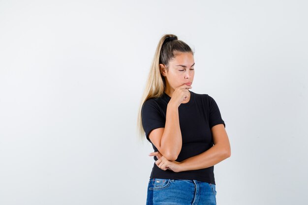 Chica joven expresiva posando en el estudio