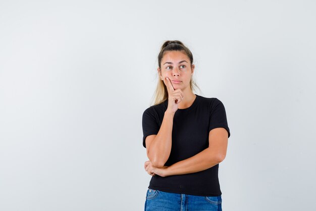 Chica joven expresiva posando en el estudio