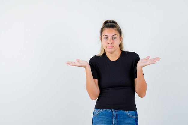 Foto gratuita chica joven expresiva posando en el estudio