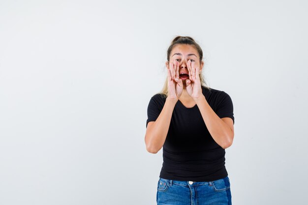 Chica joven expresiva posando en el estudio