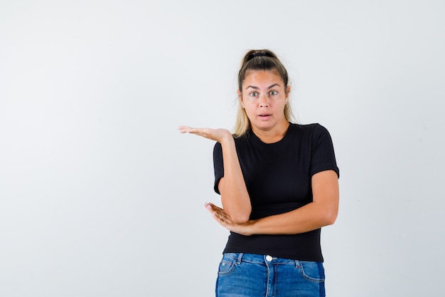 Chica joven expresiva posando en el estudio