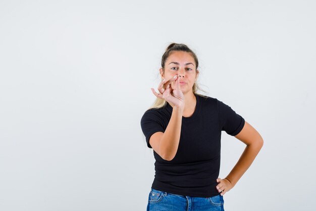 Chica joven expresiva posando en el estudio