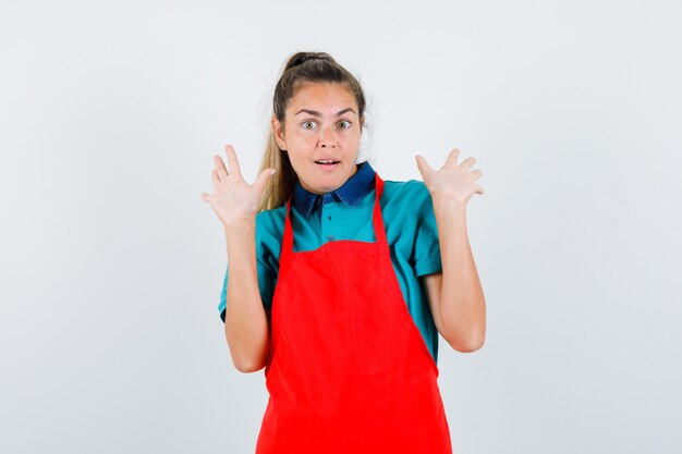 Chica joven expresiva posando en el estudio