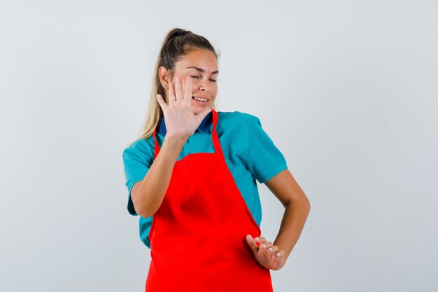 Chica joven expresiva posando en el estudio