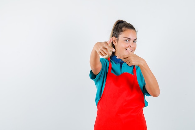 Chica joven expresiva posando en el estudio