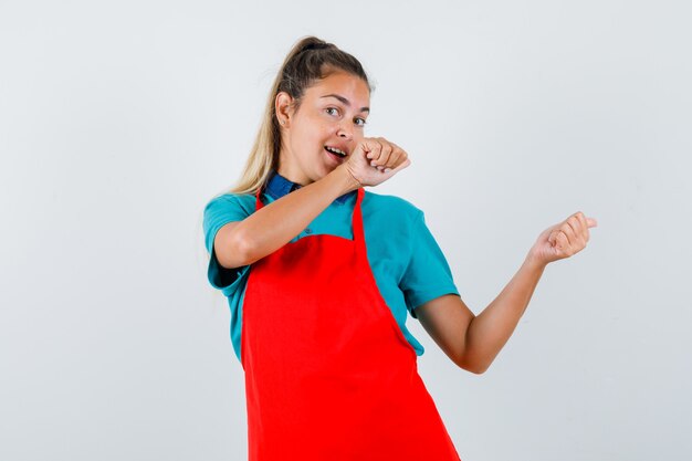 Chica joven expresiva posando en el estudio