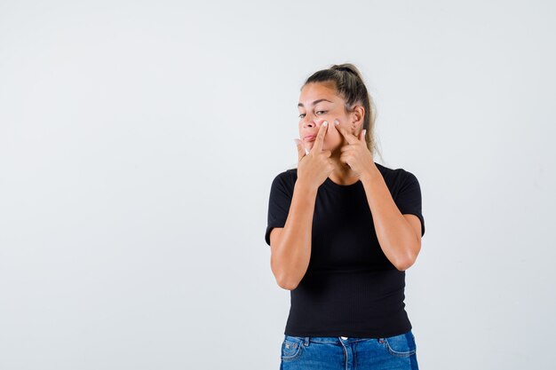 Chica joven expresiva posando en el estudio