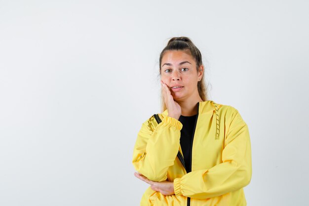 Chica joven expresiva posando en el estudio