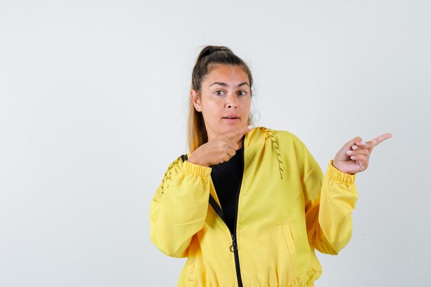 Chica joven expresiva posando en el estudio