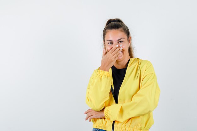 Chica joven expresiva posando en el estudio