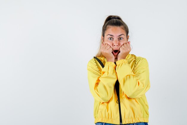 Chica joven expresiva posando en el estudio