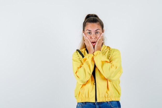 Chica joven expresiva posando en el estudio