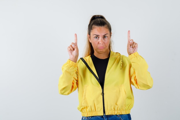 Chica joven expresiva posando en el estudio