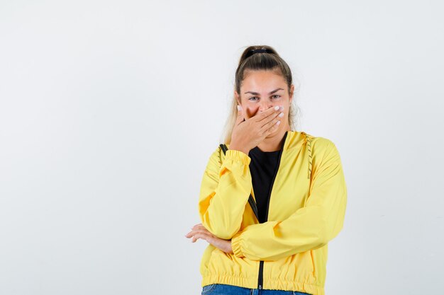 Chica joven expresiva posando en el estudio