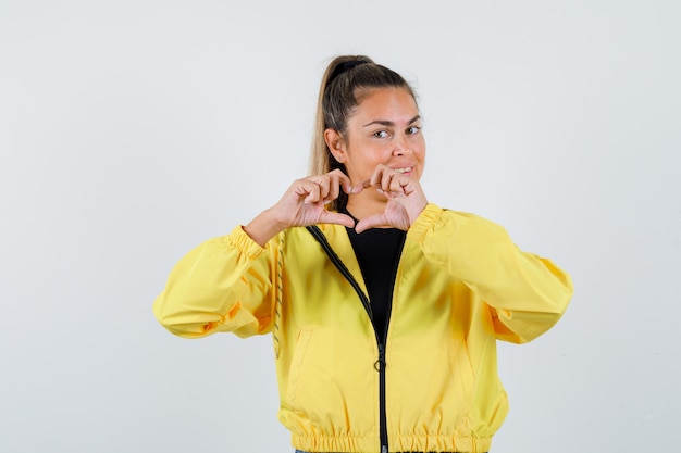 Foto gratuita chica joven expresiva posando en el estudio