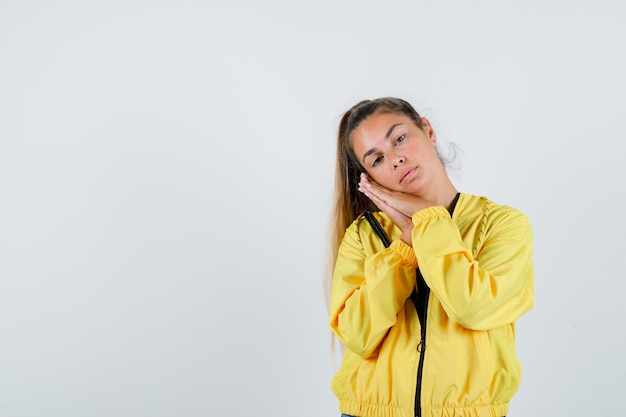 Foto gratuita chica joven expresiva posando en el estudio