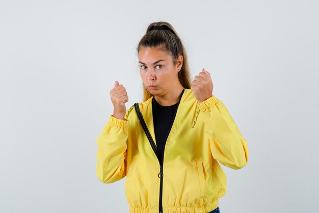 Chica joven expresiva posando en el estudio