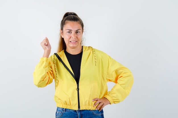 Foto gratuita chica joven expresiva posando en el estudio