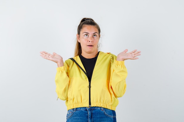 Foto gratuita chica joven expresiva posando en el estudio