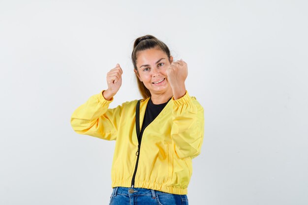 Chica joven expresiva posando en el estudio