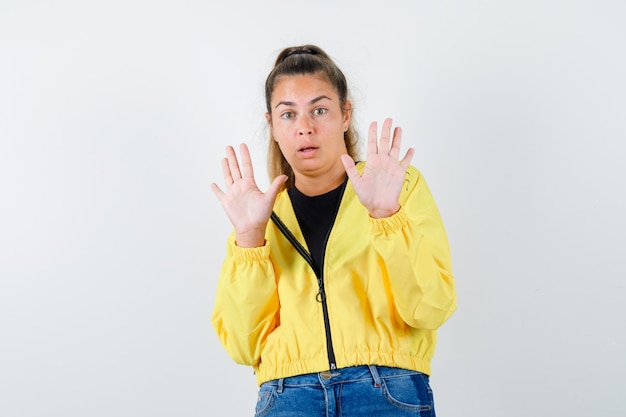 Foto gratuita chica joven expresiva posando en el estudio