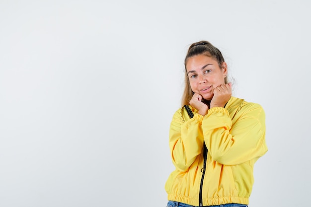 Chica joven expresiva posando en el estudio