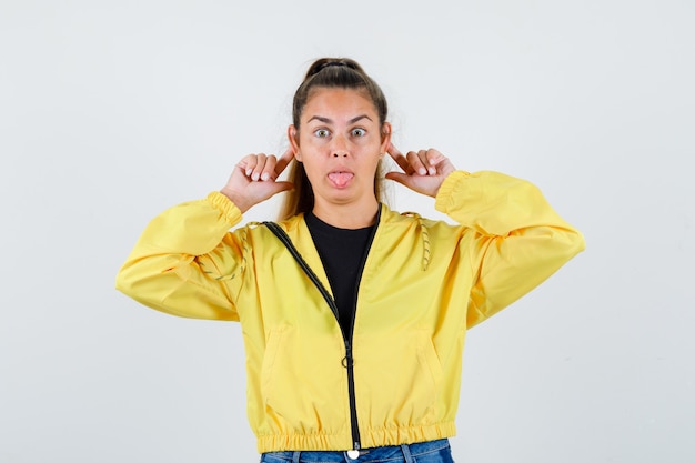 Foto gratuita chica joven expresiva posando en el estudio