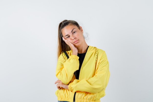 Chica joven expresiva posando en el estudio