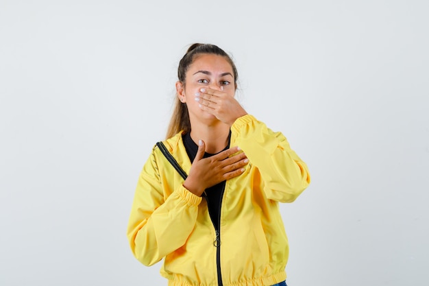 Foto gratuita chica joven expresiva posando en el estudio