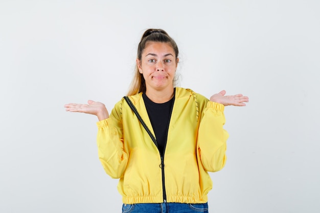 Chica joven expresiva posando en el estudio