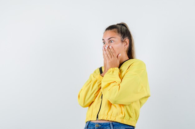 Chica joven expresiva posando en el estudio