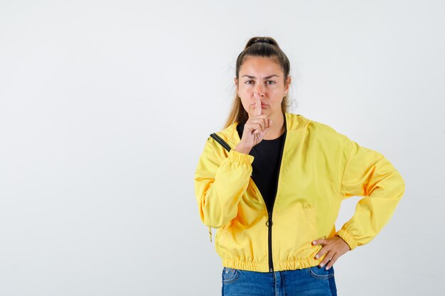 Chica joven expresiva posando en el estudio