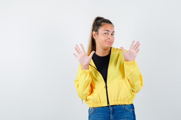 Chica joven expresiva posando en el estudio