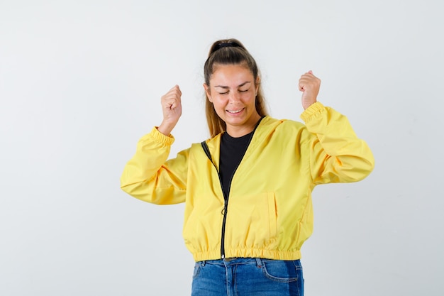 Chica joven expresiva posando en el estudio