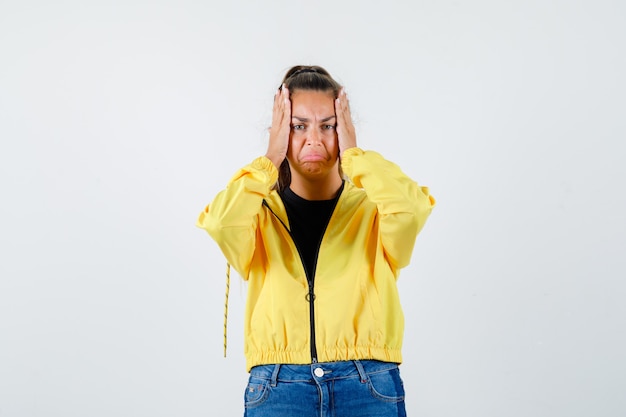 Foto gratuita chica joven expresiva posando en el estudio