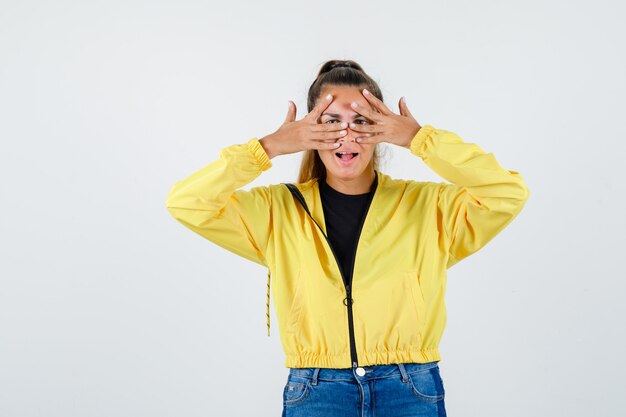 Chica joven expresiva posando en el estudio