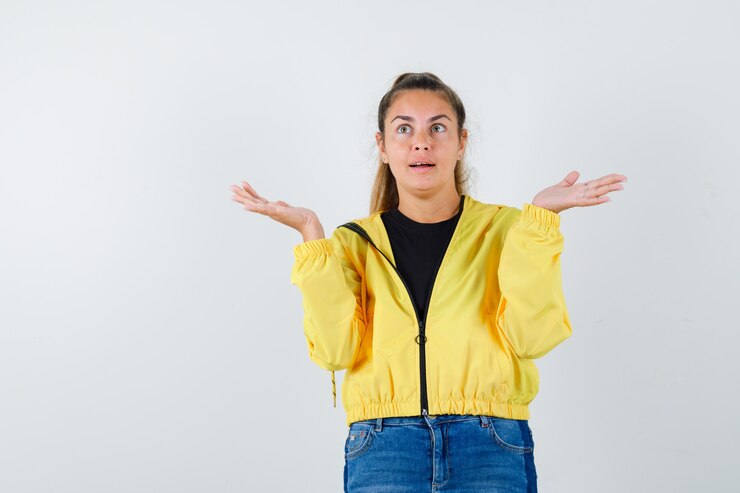 Foto gratuito chica joven expresiva posando en el estudio