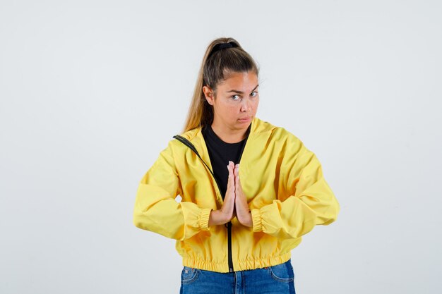 Chica joven expresiva posando en el estudio