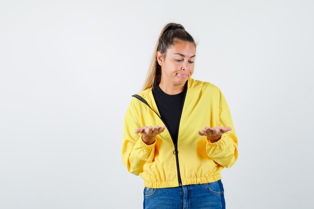 Chica joven expresiva posando en el estudio