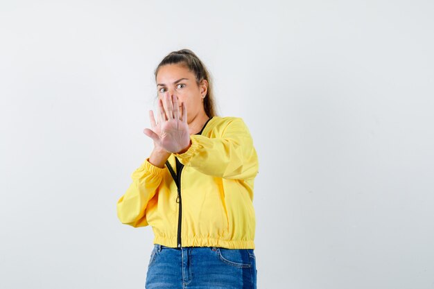 Chica joven expresiva posando en el estudio