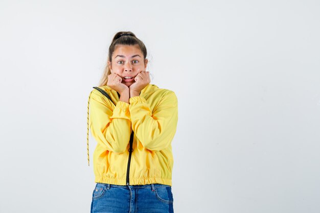 Chica joven expresiva posando en el estudio