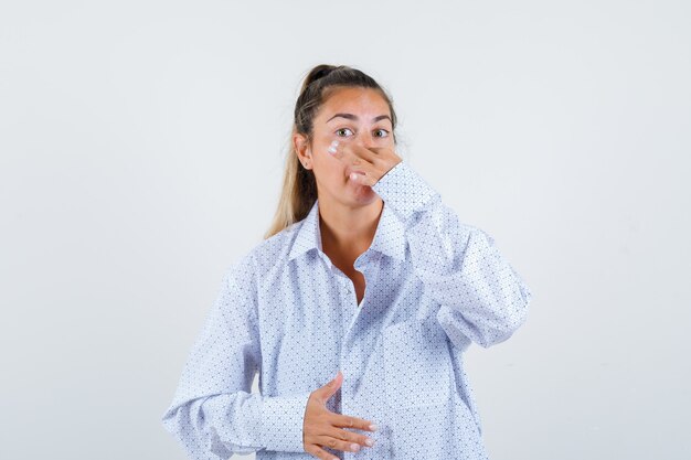 Chica joven expresiva posando en el estudio