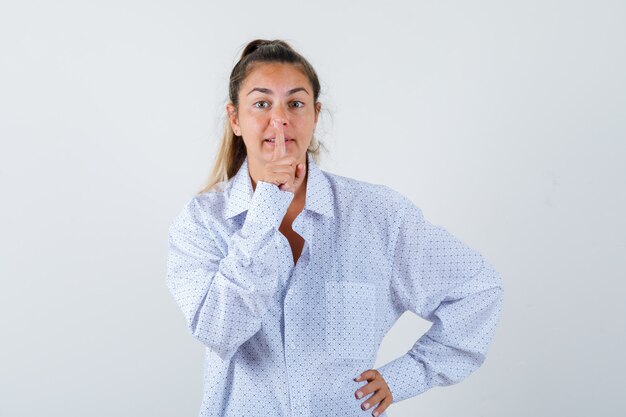 Chica joven expresiva posando en el estudio