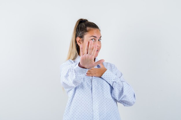 Chica joven expresiva posando en el estudio