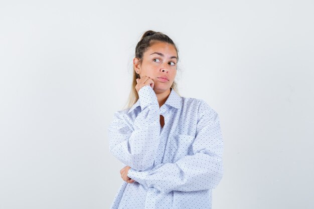 Chica joven expresiva posando en el estudio