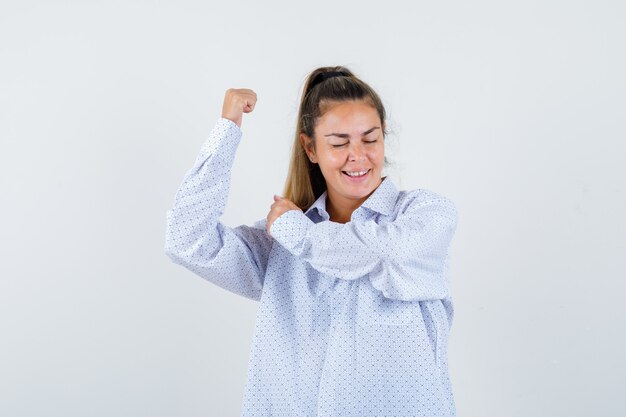 Chica joven expresiva posando en el estudio