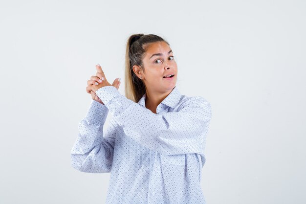 Chica joven expresiva posando en el estudio