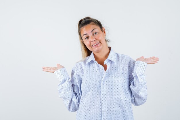 Chica joven expresiva posando en el estudio