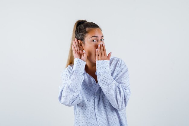 Chica joven expresiva posando en el estudio