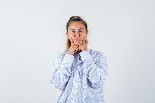 Chica joven expresiva posando en el estudio